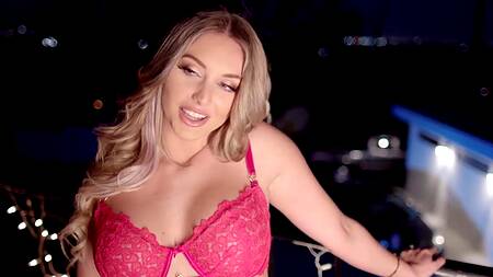 Любовница в красном белье уже ждет мужика на секс