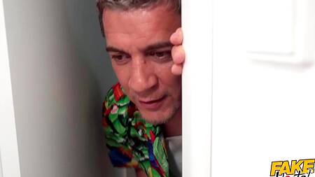 Застает соседей по комнате за сексом и присоединяется