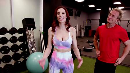 Мужик попробовал фитнес и трахнул рыжую тренершу