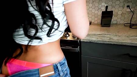 Помогает падчерице с подготовкой к экзамену и трахает её