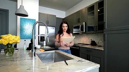 Помогает падчерице с подготовкой к экзамену и трахает её