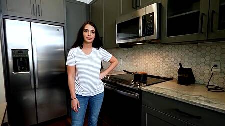 Помогает падчерице с подготовкой к экзамену и трахает её