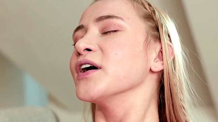 Худышка в розовых трусиках соблазняет сводного брата