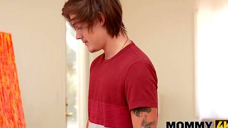 Пока девушка ищет костюм, парень ебет её жаркую мамочку