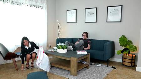 Горничная азиатка хочет секса с хозяйским сыном