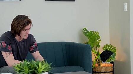 Горничная азиатка хочет секса с хозяйским сыном