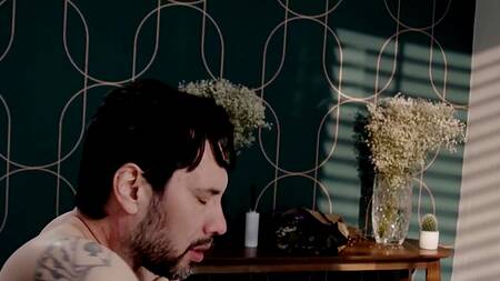 Мужик слишком зажат, ему нужно расслабиться и трахнул молодую красотку