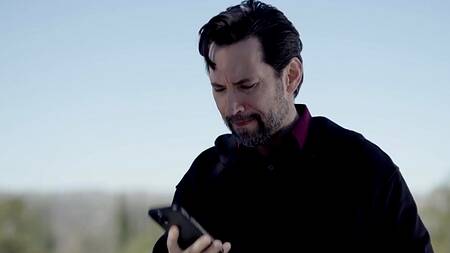 Мужик слишком зажат, ему нужно расслабиться и трахнул молодую красотку