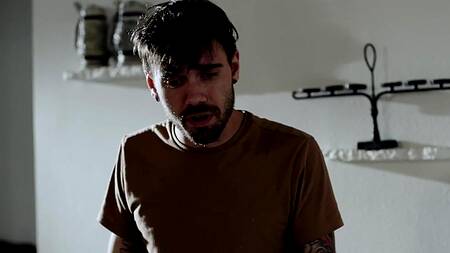 Мужик слишком зажат, ему нужно расслабиться и трахнул молодую красотку