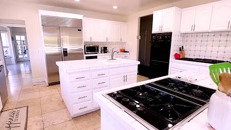 Азиатка поехала с отчимом в командировку, чтобы там ебаться