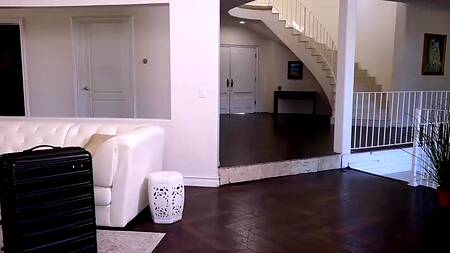 Азиатка поехала с отчимом в командировку, чтобы там ебаться