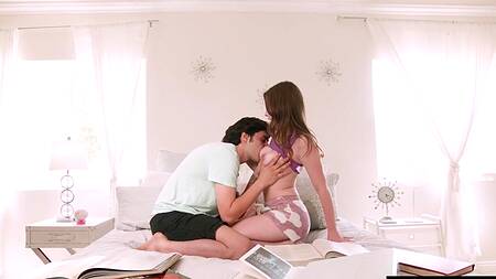 Лучшие друзья познают сексуальность, лаская гениталии друг друга