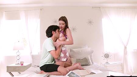 Лучшие друзья познают сексуальность, лаская гениталии друг друга