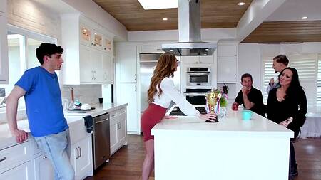 Мачеха на день рождения хочет получить анальный секс в подарок