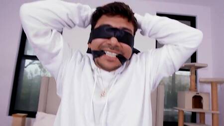 Развратные подружки в латексе соблазняют парня на ЖМЖ