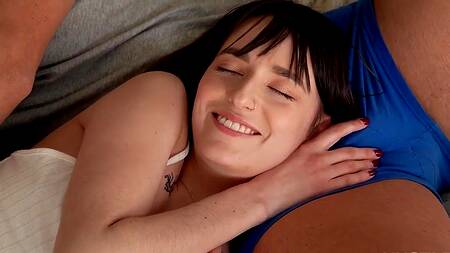 Осталась наедине с отчимом и дала ему в киску, как-то само получилось