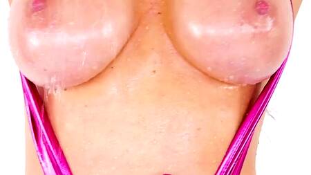 Заливает маслом зрелую красотку и страстно имеет её в жопу