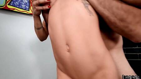 Усатый брутал на весу трахает худенькую милашку