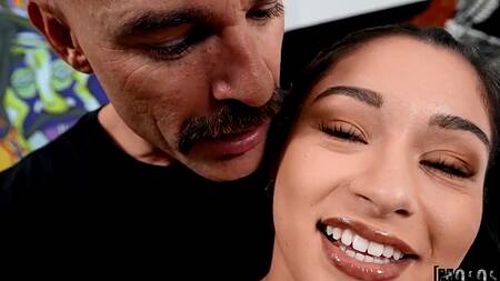 Усатый брутал на весу трахает худенькую милашку