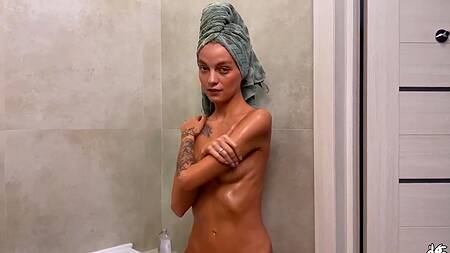 Русская красотка приняла ванну, а теперь сосет член друга