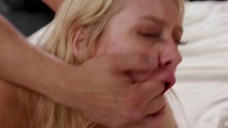 Возбужденная падчерица предлагает принять душ вместе