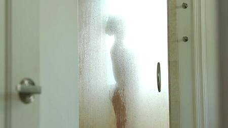 Возбужденная падчерица предлагает принять душ вместе