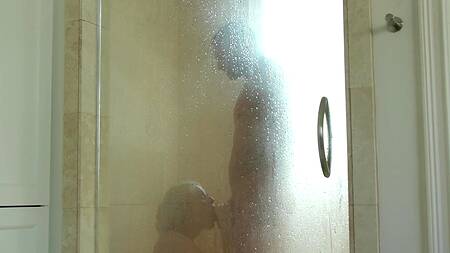 Возбужденная падчерица предлагает принять душ вместе