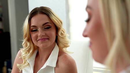 Учитель по игре в шахматам трахает двух блондинок