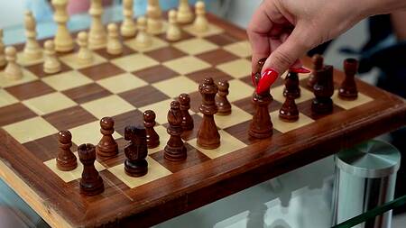 Учитель по игре в шахматам трахает двух блондинок