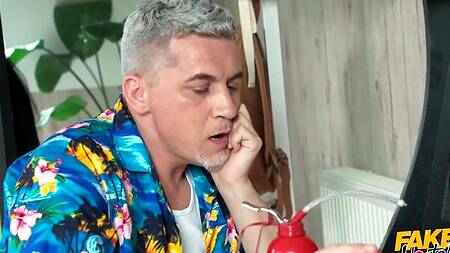 Две подруги в хостеле соблазняют администратора на ЖМЖ