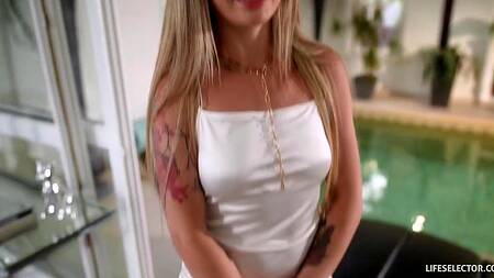 Шикарный подарок от красивой блондинки - она дает в узкую попку