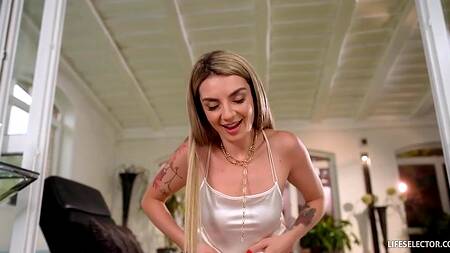 Шикарный подарок от красивой блондинки - она дает в узкую попку