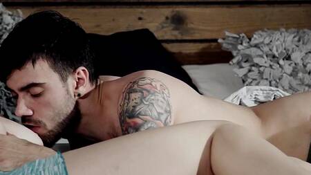 Красотка ради успеха фирмы жарко трахается с клиентом