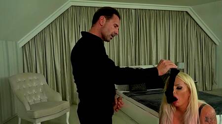 Доминирует над послушной женщиной и заставляет её лизать анус