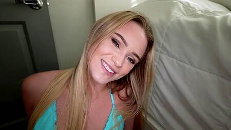 Пошел гулять и подцепил развратную блондинку около дома