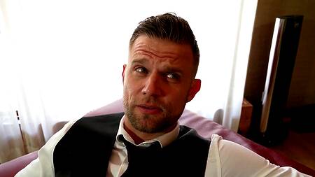 Зрелая сучка во дворе наслаждается диким анальным сексом