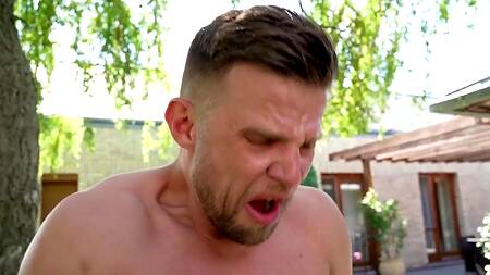 Зрелая сучка во дворе наслаждается диким анальным сексом