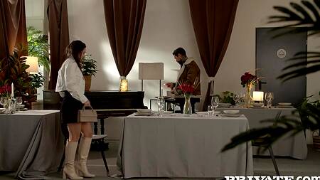 Не сдержалась и дала в бритую киску на столе во время свидания