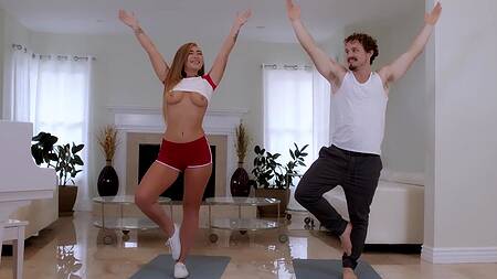 Показывает натуральные сиськи во время тренировки и соблазняет друга