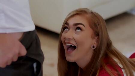 Показывает натуральные сиськи во время тренировки и соблазняет друга