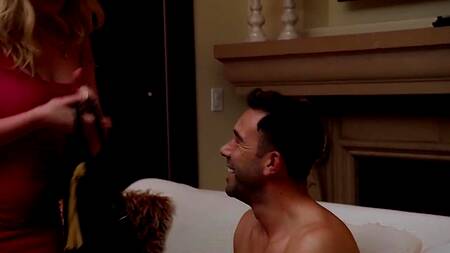 Зрелая проститутка трахается с постоянным клиентом