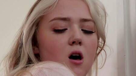 18 летняя милашка чувственно трахается с отчимом