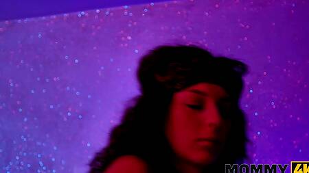 Ночью застает мамку девушки за мастурбацией и трахает её