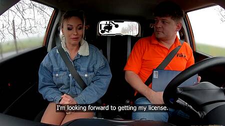 Зрелая красотка соблазняет инструктора, чтобы сдать на права