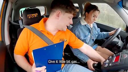 Зрелая красотка соблазняет инструктора, чтобы сдать на права