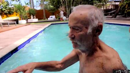 Милашка отвлекается от аквааэробики и ебется с парнем