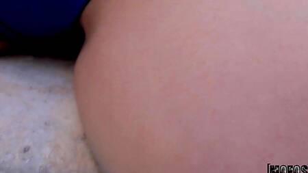 Милашка отвлекается от аквааэробики и ебется с парнем