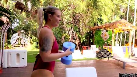 Милашка отвлекается от аквааэробики и ебется с парнем