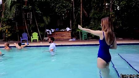 Милашка отвлекается от аквааэробики и ебется с парнем