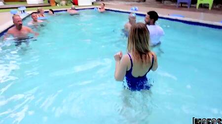 Милашка отвлекается от аквааэробики и ебется с парнем
